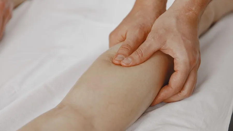 다리를 부드럽게 밀어 올리는 림프 관리