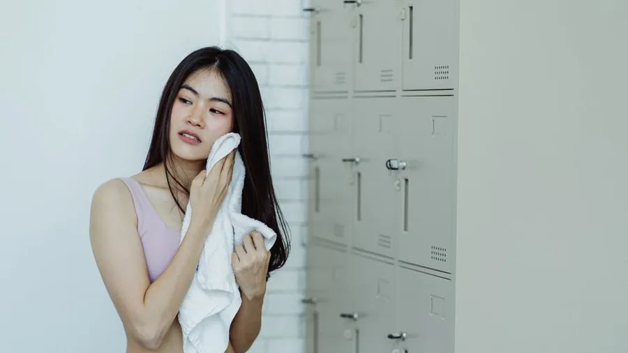 운동 후 물을 마시는 모습